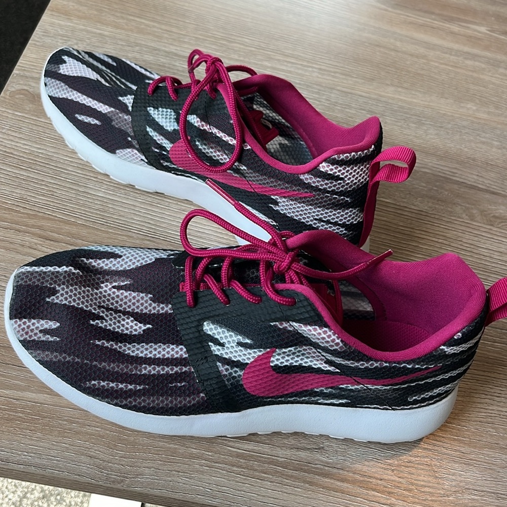 NWOT-Nike Girls Black & White Mesh Stripe with Dark Pink Trim - Picture 4 of 9